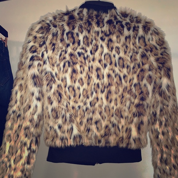 A glamorous season is near! Faux leopard bomber - Picture 2 of 4